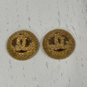 Chanel Button Lattice Vintage Matte Gold Clip On Earrings (JB1301)